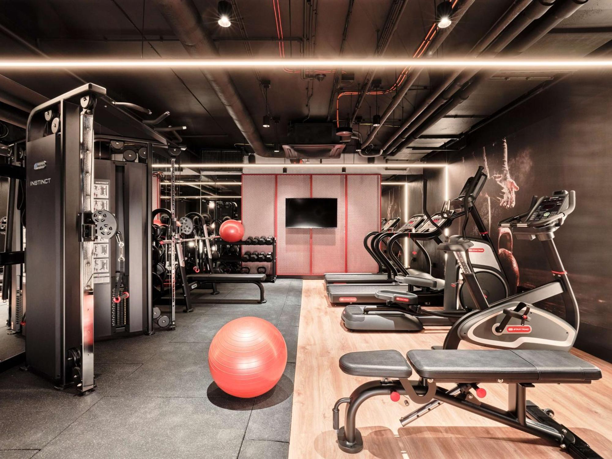 Radisson Red Hotel & Radisson Red Apartments, クラクフ エクステリア 写真