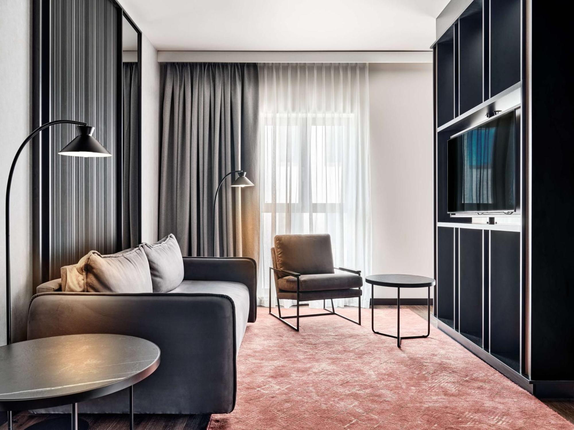 Radisson Red Hotel & Radisson Red Apartments, クラクフ エクステリア 写真